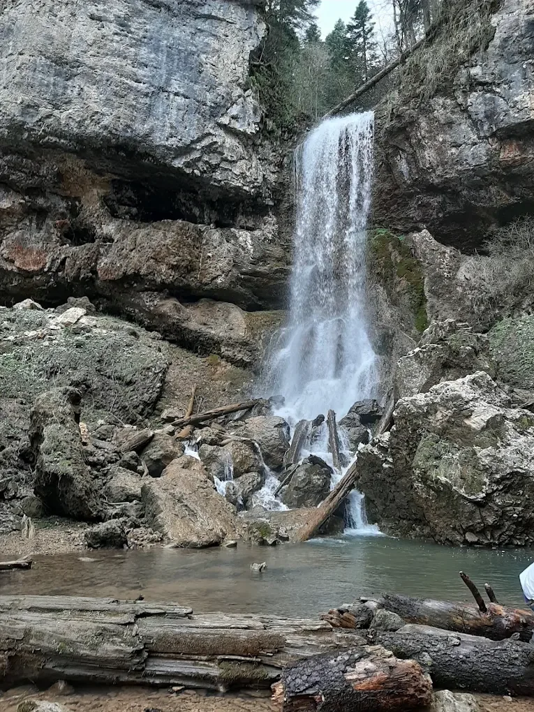 Университетский водопад, каскад